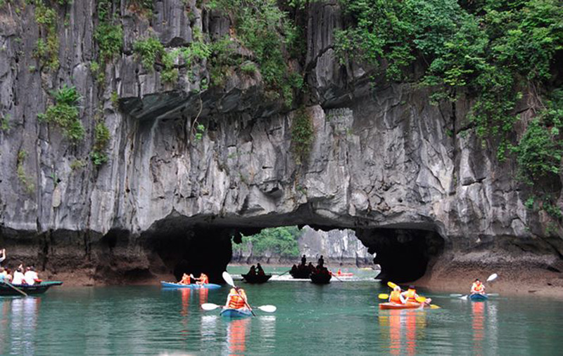 Kayaking in Lan Ha Bay