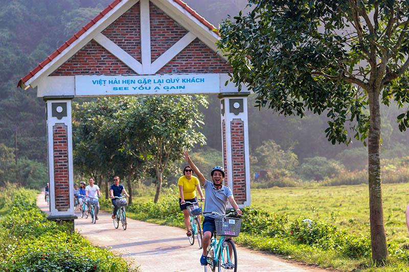 đạp xe tại Làng Chài Việt Hải