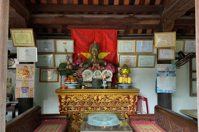 Bàn thờ Bác Hồ tại Chùa Bà Đanh