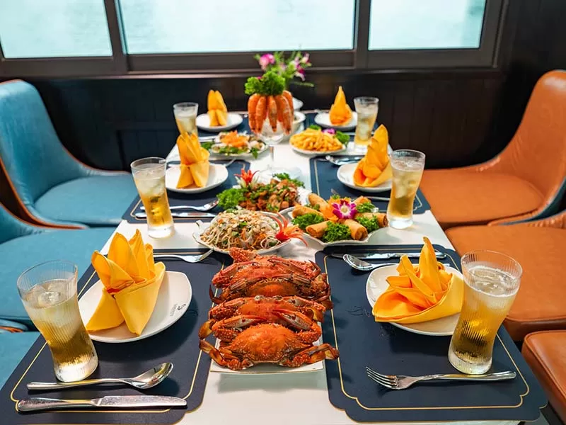 Bữa trưa hải sản trên du thuyền Serenity Premium Bữa trưa hải sản trên du thuyền Serenity Premium