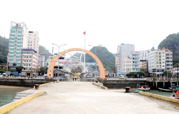 cat ba island harbor