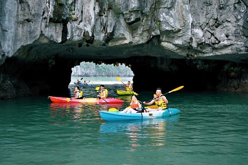 Chèo kayak trên Vịnh Lan Hạ