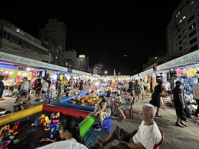 Chợ đêm quảng trường Cát Bà