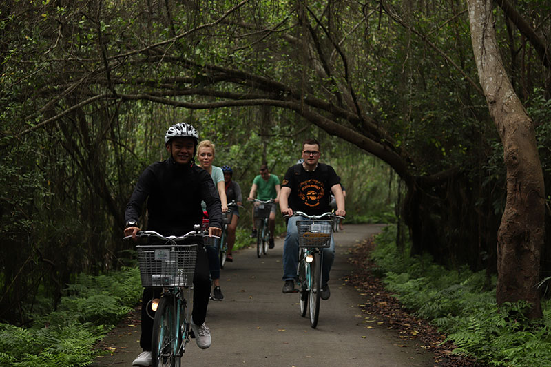 cycling in Viet Hai village
