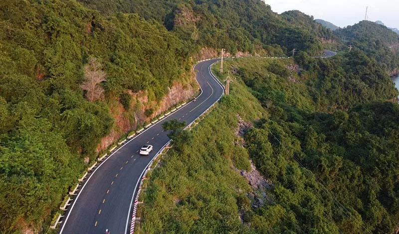 Cat Ba island coastal road