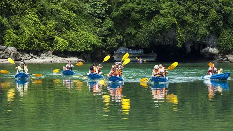 kayaking Lan ha Bay kayaking Lan ha Bay