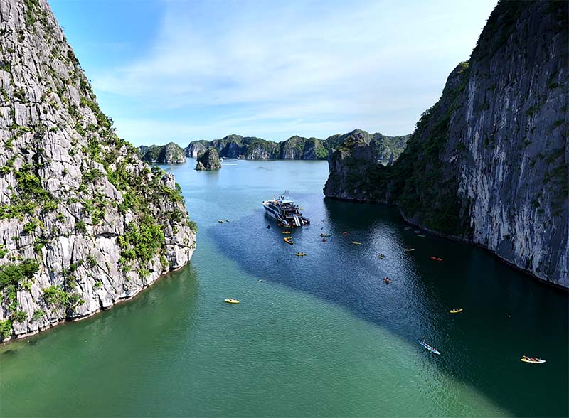 Du thuyền Serenity Grandeur Du thuyền Serenity Grandeur