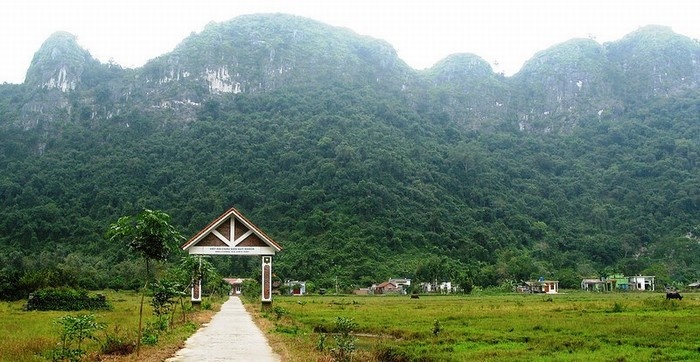 Cổng làng Việt Hải